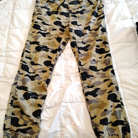 Divided | Woman's Camouflage Ankle Pants | Size 30 - Picture 11 of 15